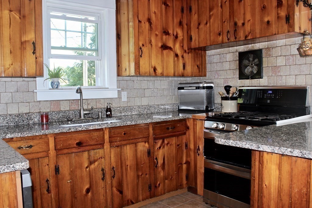 228 High Street Wareham, MA 02571 - Photo 15 of 41