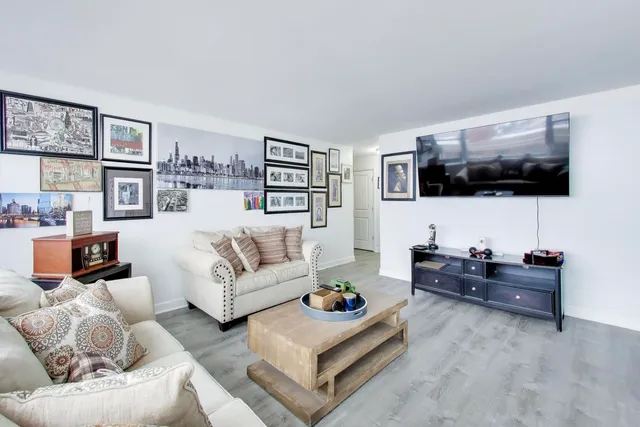 $194,900 | 4250 North Marine Drive, Unit 2324, Chicago, IL 60613