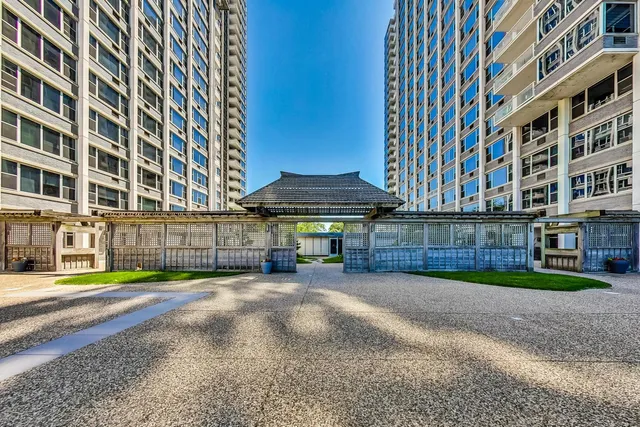 $194,900 | 4250 North Marine Drive, Unit 2324, Chicago, IL 60613