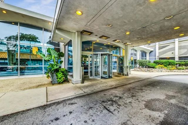 $194,900 | 4250 North Marine Drive, Unit 2324, Chicago, IL 60613