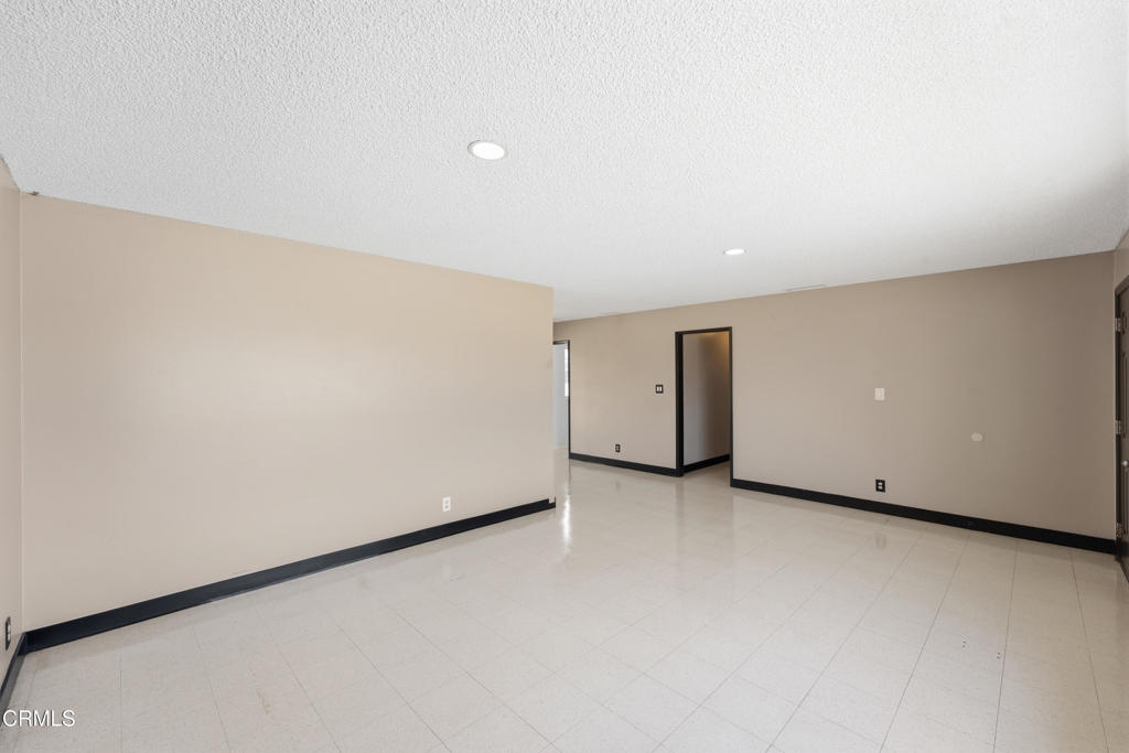 555 Del Sur Way Oxnard, CA 93033 - Photo 6 of 24