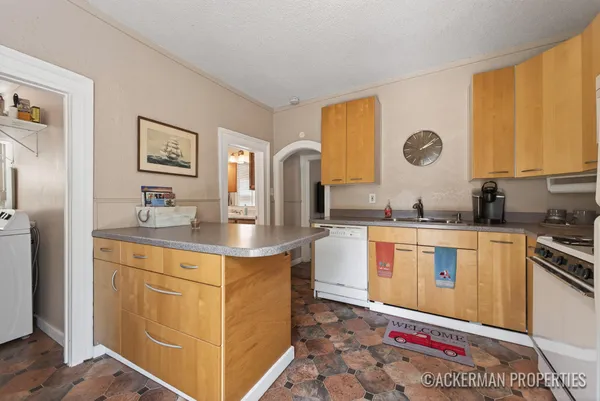 $239,900 | 918 Lafayette Avenue Northeast, Grand Rapids, MI 49503