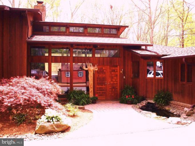686 Discovery Road Davidsonville, MD 21035 - Photo 2 of 30 a front view of a building with garden