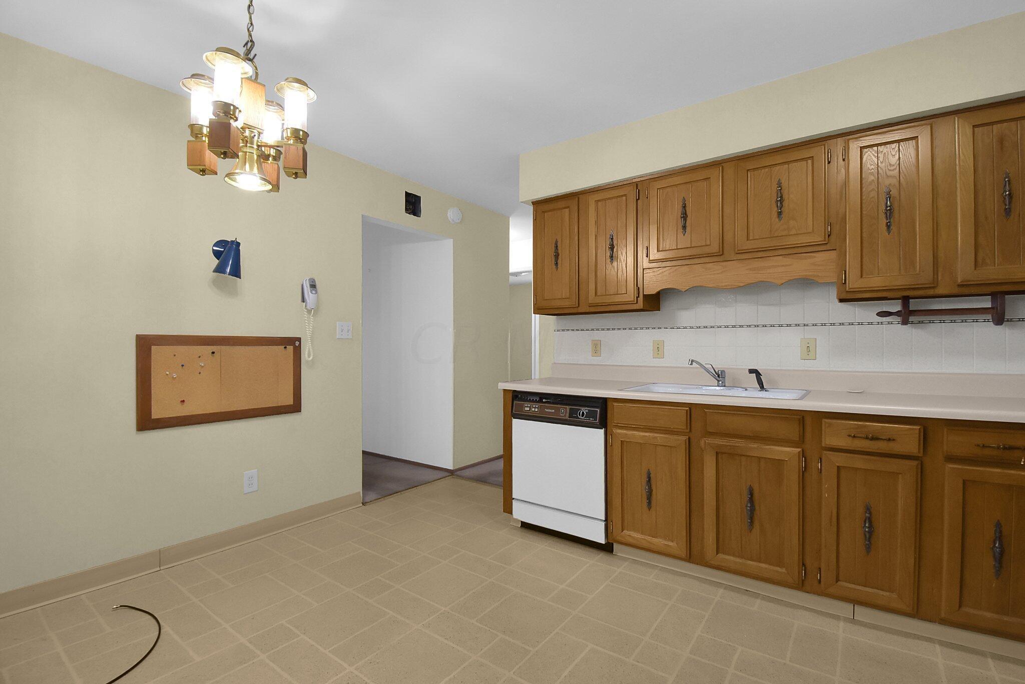 6383 Faircrest Road Columbus, OH 43229 - Photo 17 of 26 eating area