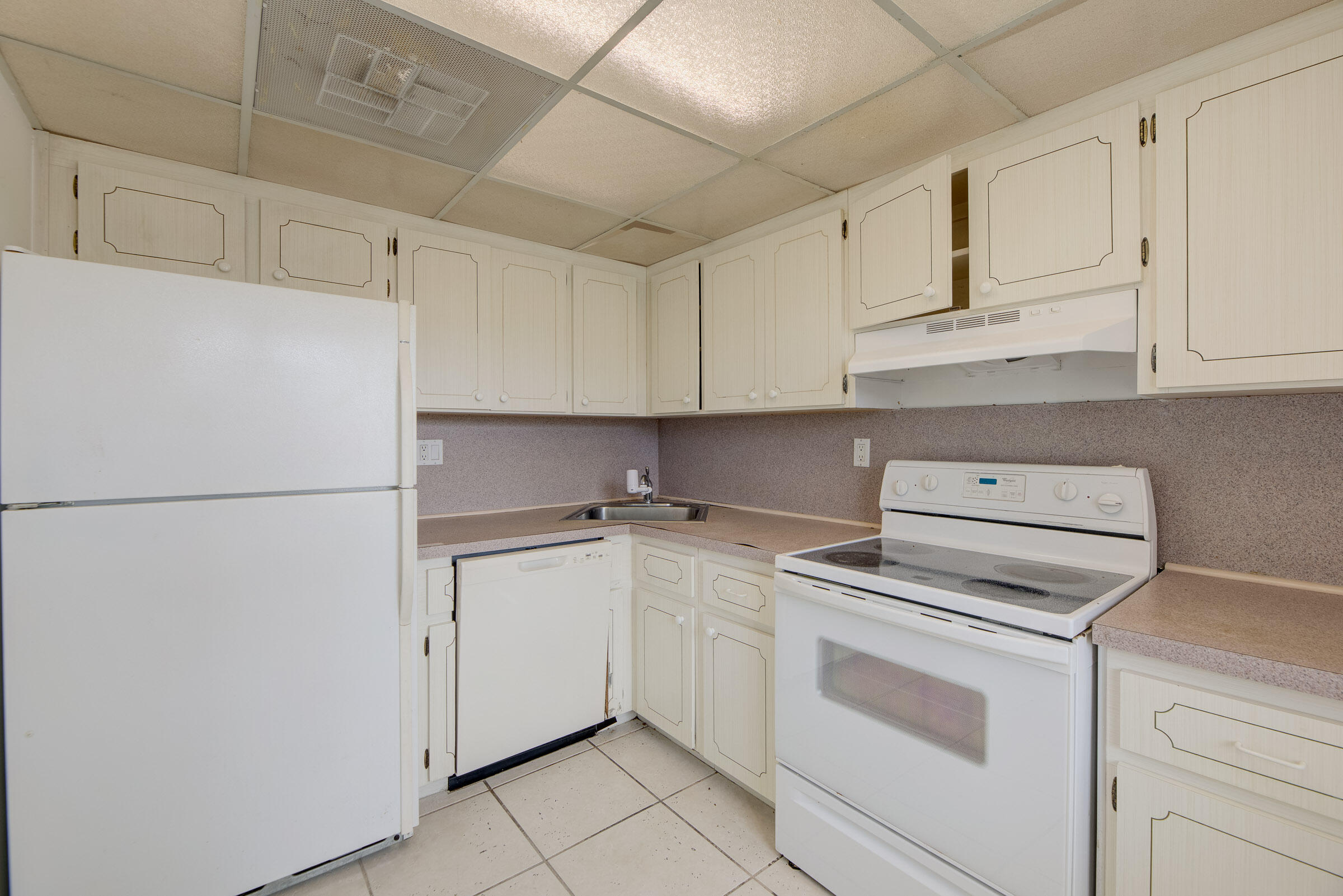 340 Northwest 19th Street, Unit 304 Boca Raton, FL 33432 - Photo 8 of 20 photo-17