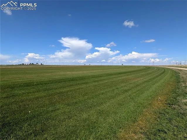 a view of a big room with a big yard
