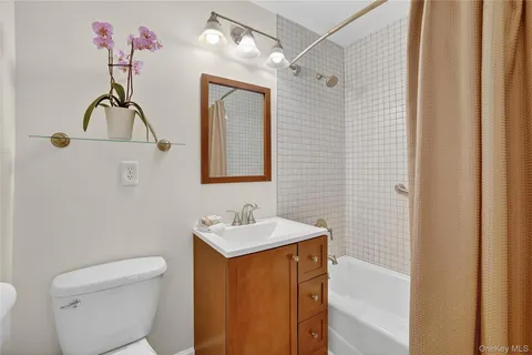 $425,000 | 18 Granada Crescent, Unit 14, White Plains, NY 10603