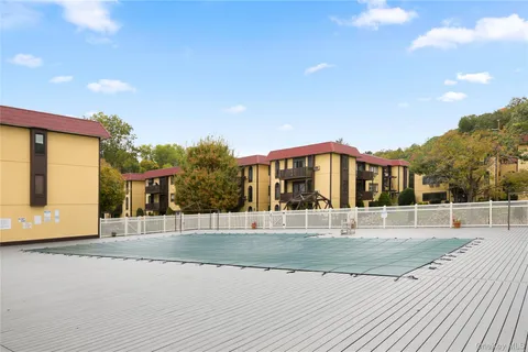 $425,000 | 18 Granada Crescent, Unit 14, White Plains, NY 10603