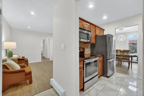 $425,000 | 18 Granada Crescent, Unit 14, White Plains, NY 10603