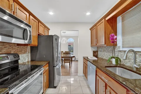 $425,000 | 18 Granada Crescent, Unit 14, White Plains, NY 10603