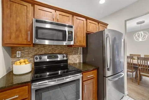 $425,000 | 18 Granada Crescent, Unit 14, White Plains, NY 10603