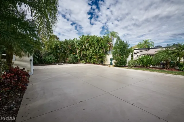 a view of a back yard