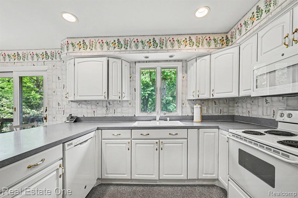 8780 Big Lake Road Clarkston, MI 48346 - Photo 10 of 31