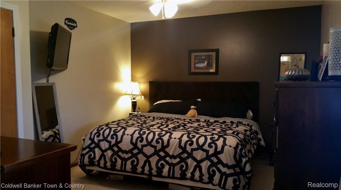 10770 Chase Lake Road Fowlerville, MI 48836 - Photo 31 of 43 MasterBed.jpg