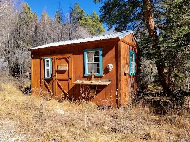 a view of a house with backyard and sitting area