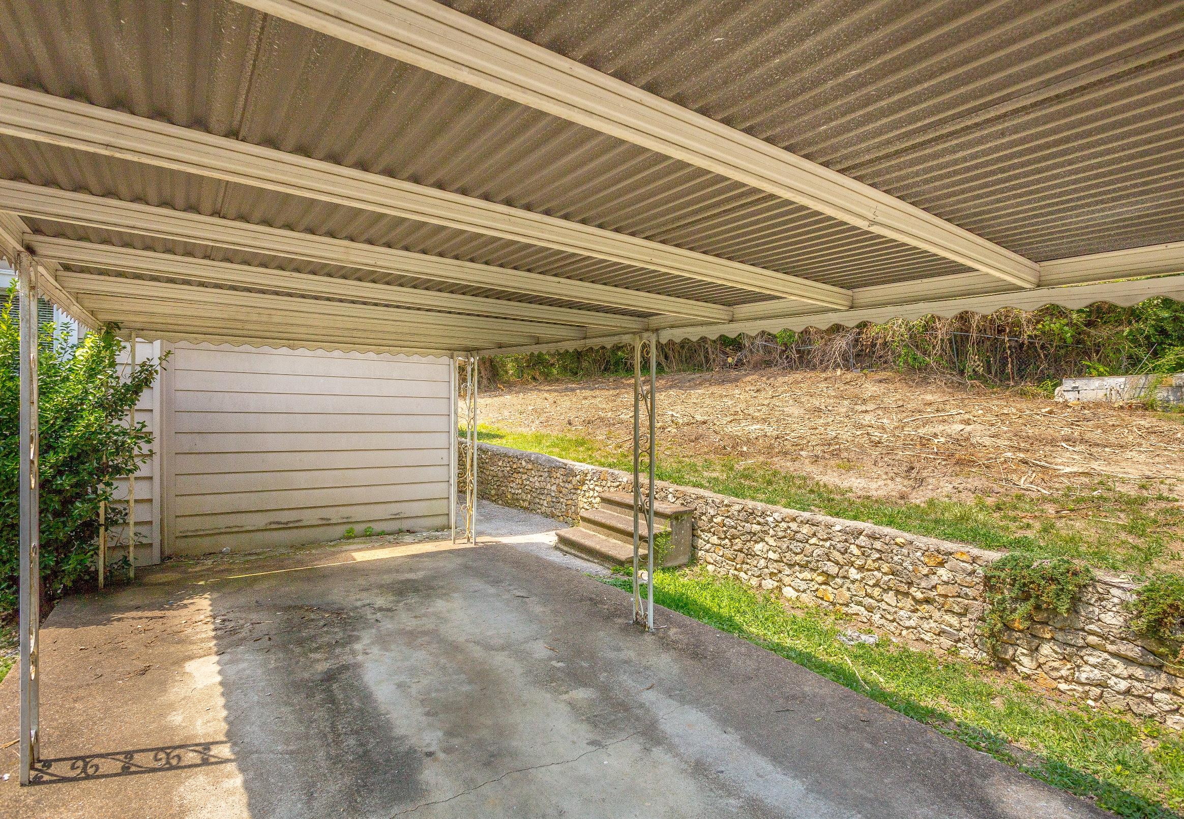829 South Germantown Road Chattanooga, TN 37412 - Photo 3 of 30 Carport