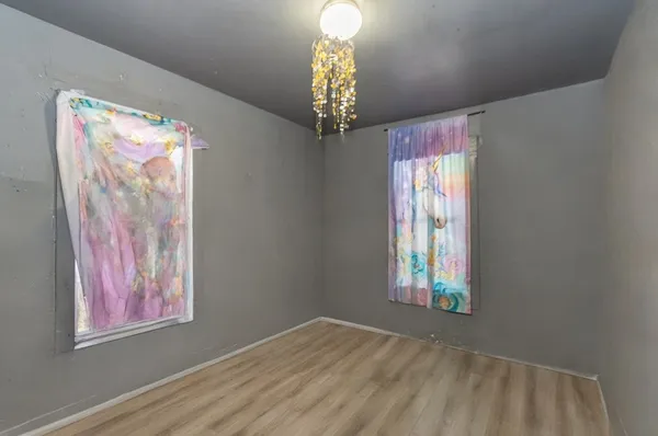 a view of entryway with window