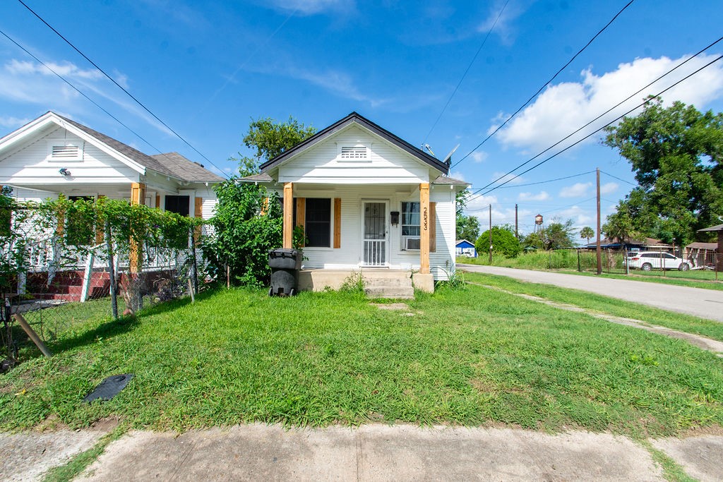 2531 Jones Street Houston, TX 77026 - Photo 2 of 15 a view of a house with backyard and garden