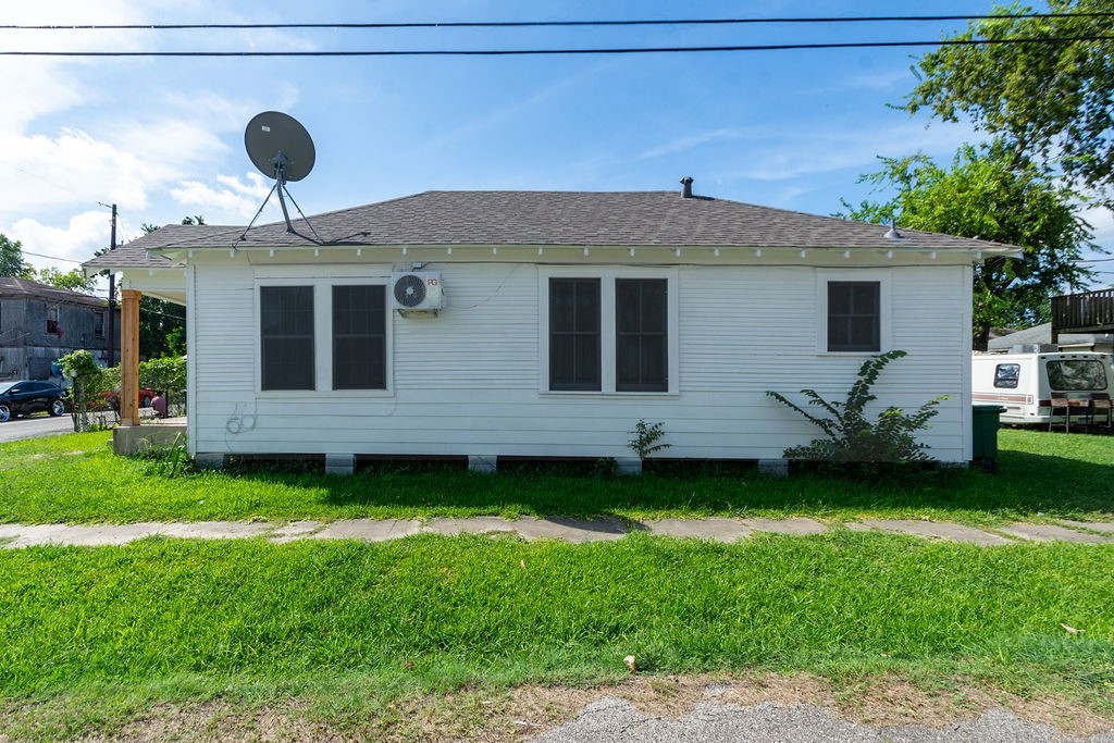 2531 Jones Street Houston, TX 77026 - Photo 4 of 15 a front view of a house with a garden