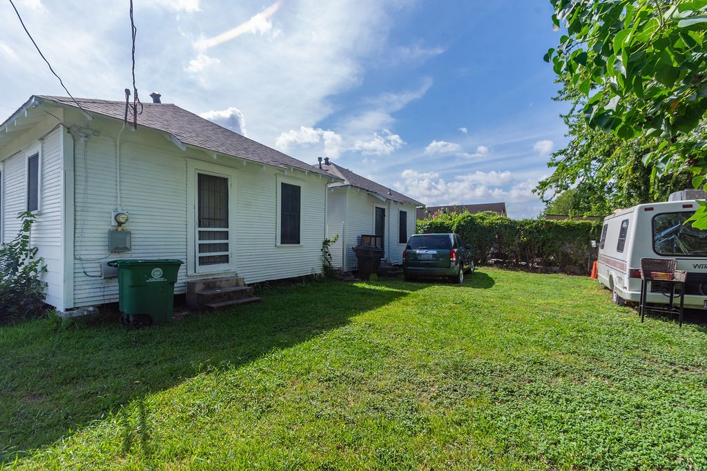 2531 Jones Street Houston, TX 77026 - Photo 5 of 15 a backyard of a house with table and chairs