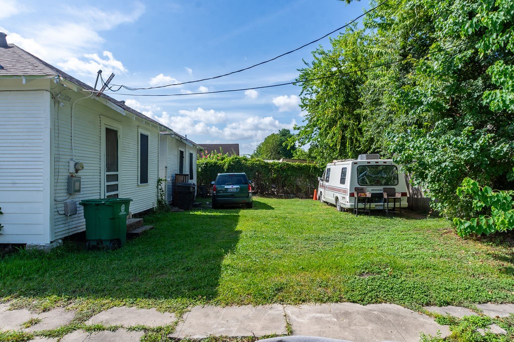 2531 Jones Street Houston, TX 77026 - Photo 6 of 15 a front view of a house with garden