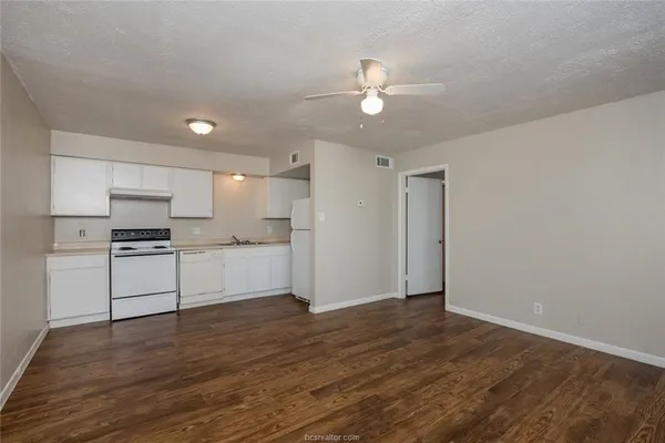 $825 | 3900 Old College Road, Unit 2, Bryan, TX 77801