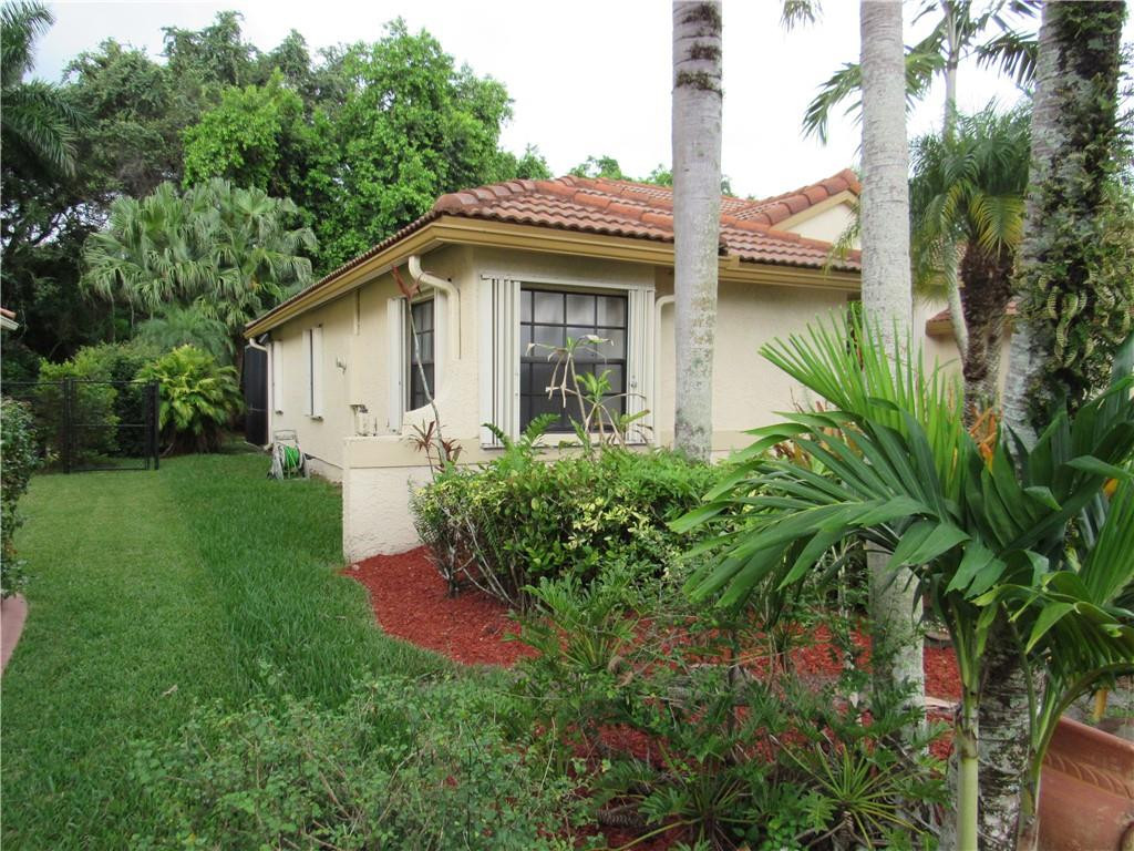 3381 Overlook Road Davie, FL 33328 - Photo 29 of 34 EXTERIOR - LEFT SIDE VIEW