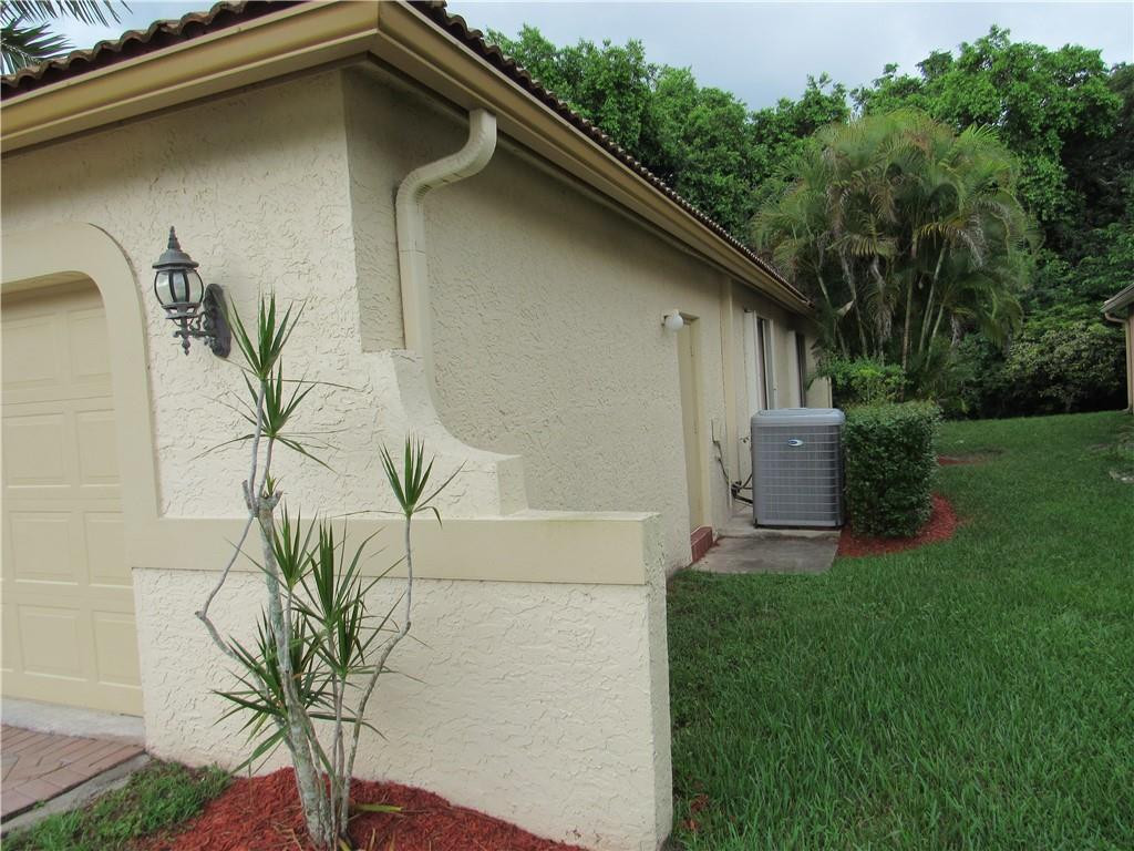 3381 Overlook Road Davie, FL 33328 - Photo 30 of 34 EXTERIOR - RIGHT SIDE VIEW