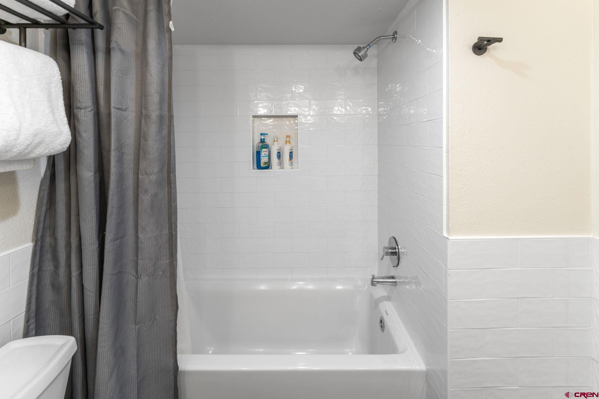 72 Hunter Hill Road, Unit I204 Crested Butte, CO 81225 - Photo 20 of 44 a white bath tub sitting next to a white toilet