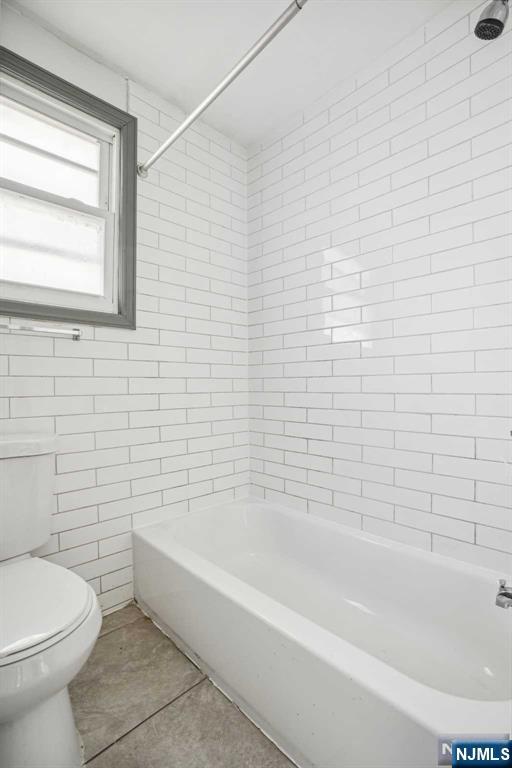 143 Valley Road, Unit 1R Montclair, NJ 07042 - Photo 13 of 18 a bathroom with a bathtub and a toilet