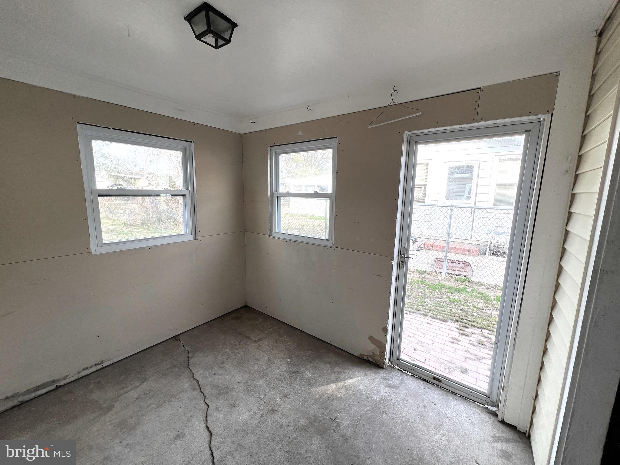 315 Shepherd Avenue Cambridge, MD 21613 - Photo 20 of 21 an empty room with windows