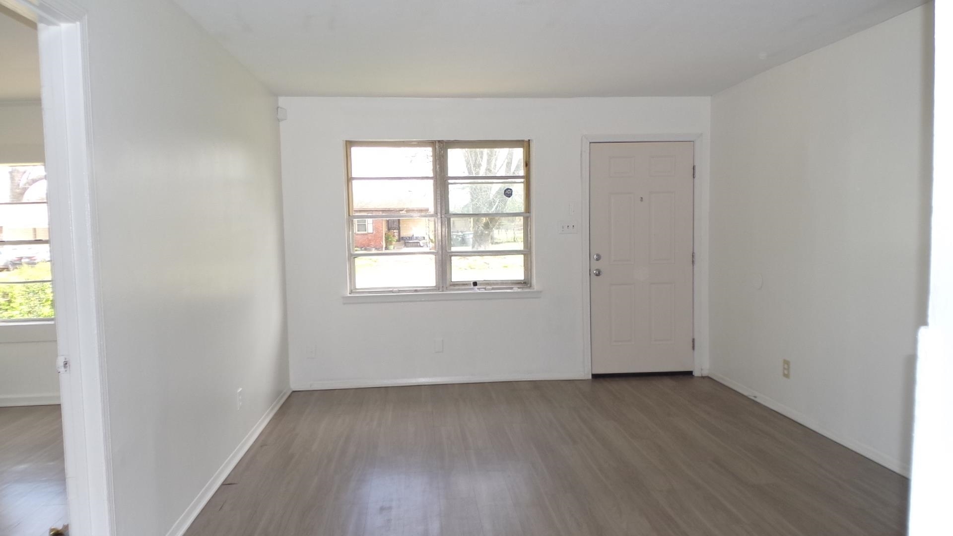 5057 Gill Road Memphis, TN 38109 - Photo 3 of 11 Spacious greatroom freshly painted.