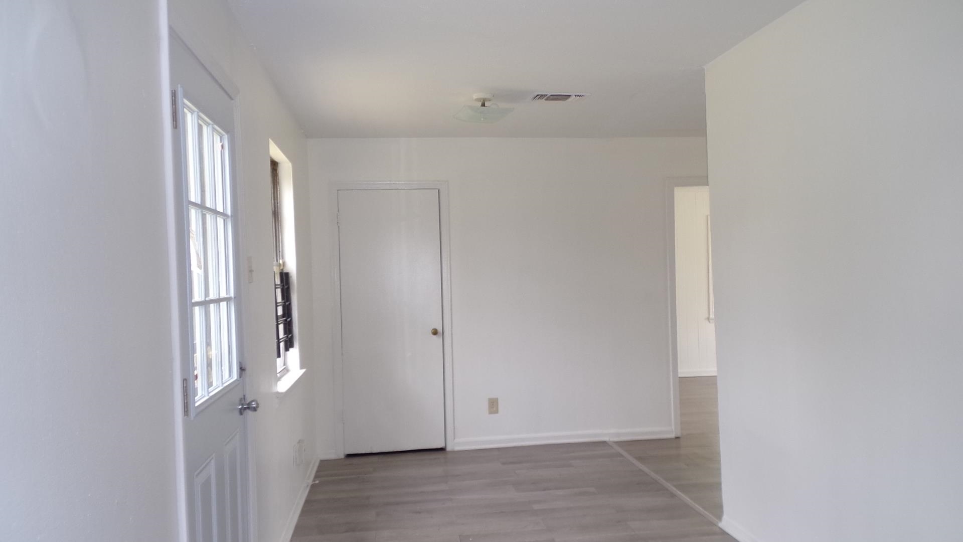 5057 Gill Road Memphis, TN 38109 - Photo 5 of 11 a view of an empty room