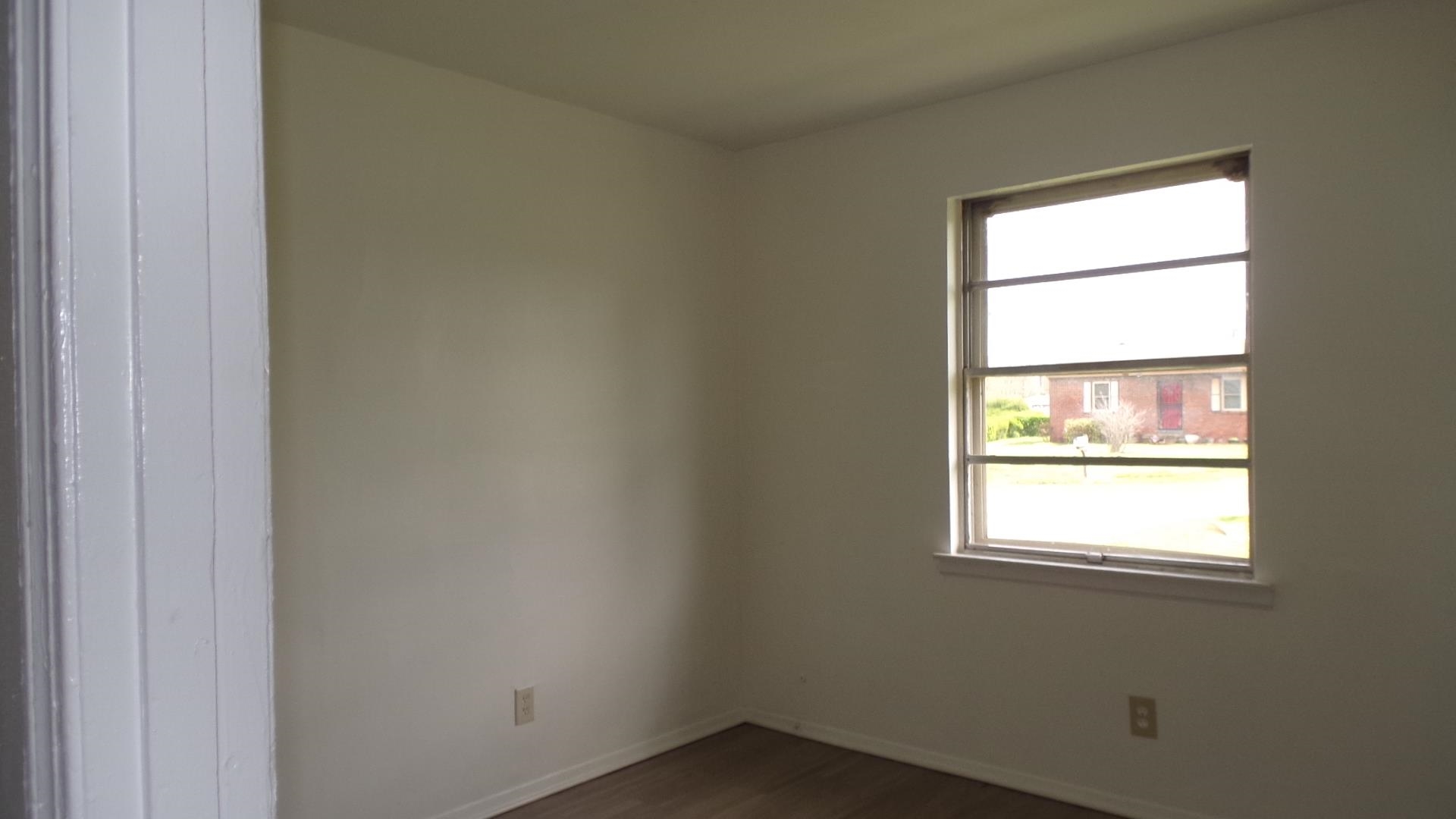 5057 Gill Road Memphis, TN 38109 - Photo 8 of 11 an empty room with a window