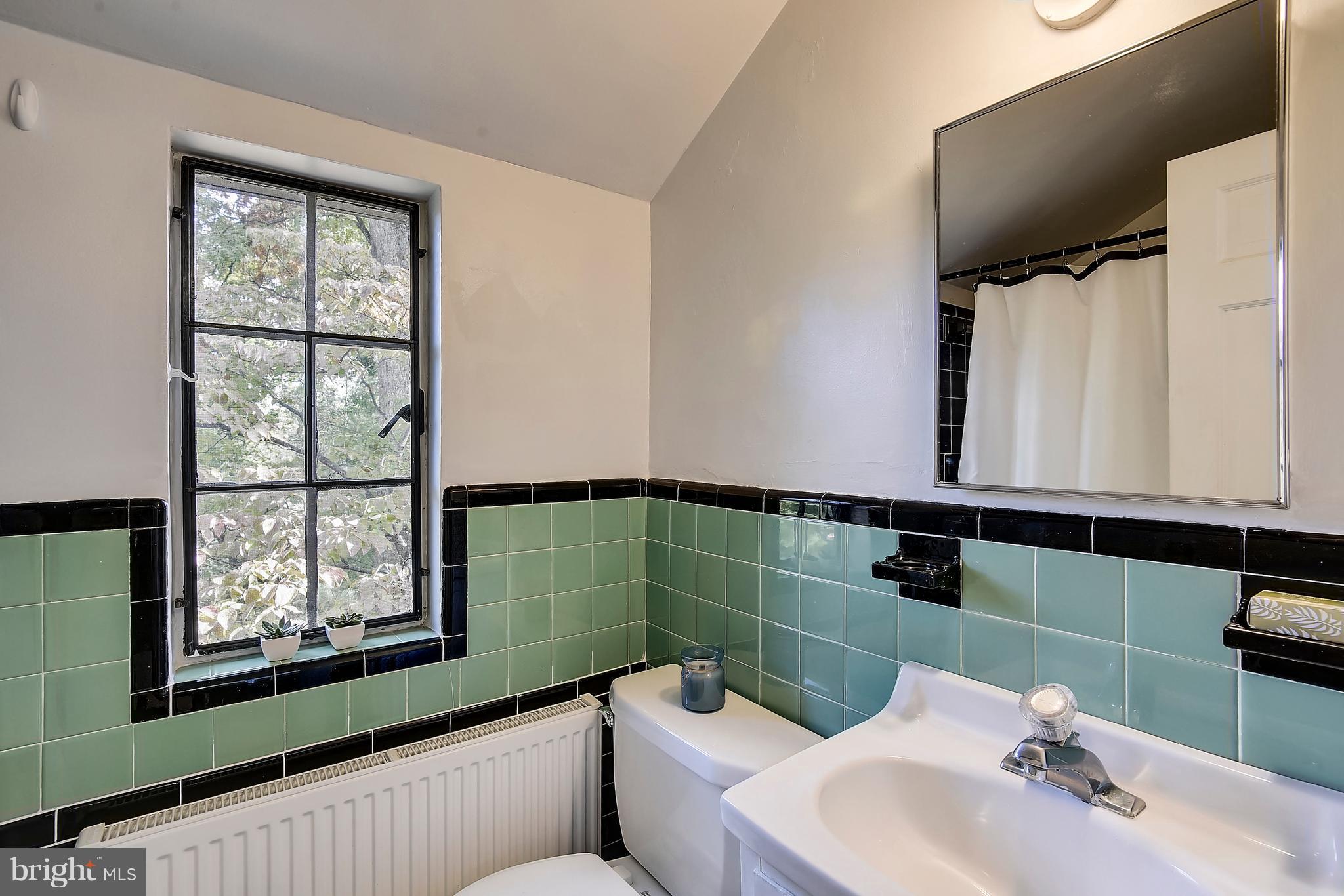 3305 Cameron Mills Road Alexandria, VA 22302 - Photo 19 of 30 Upper level full bath