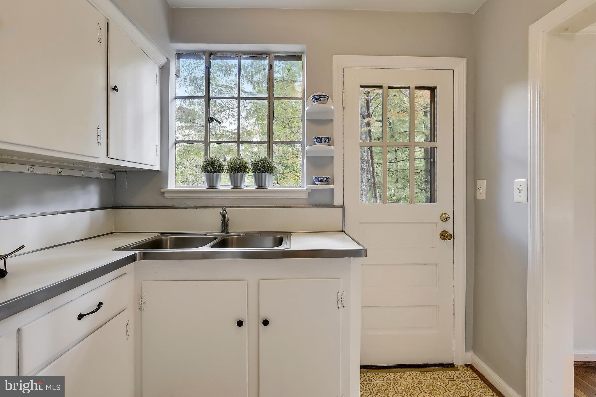 3305 Cameron Mills Road Alexandria, VA 22302 - Photo 10 of 30 Lots of natural light