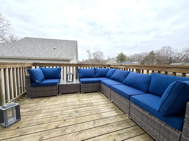 a view of sitting area with furniture
