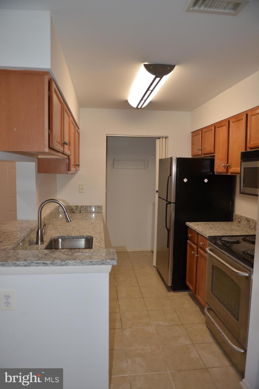 1781 Jonathan Way, Unit H Reston, VA 20190 - Photo 7 of 23 Kitchen