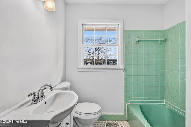 $239,500 | 1007 Henderson Drive, Jacksonville, NC 28540