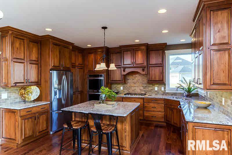 6505 Cardinal Road Bettendorf, IA 52722 - Photo 6 of 24 Gallery Image 6