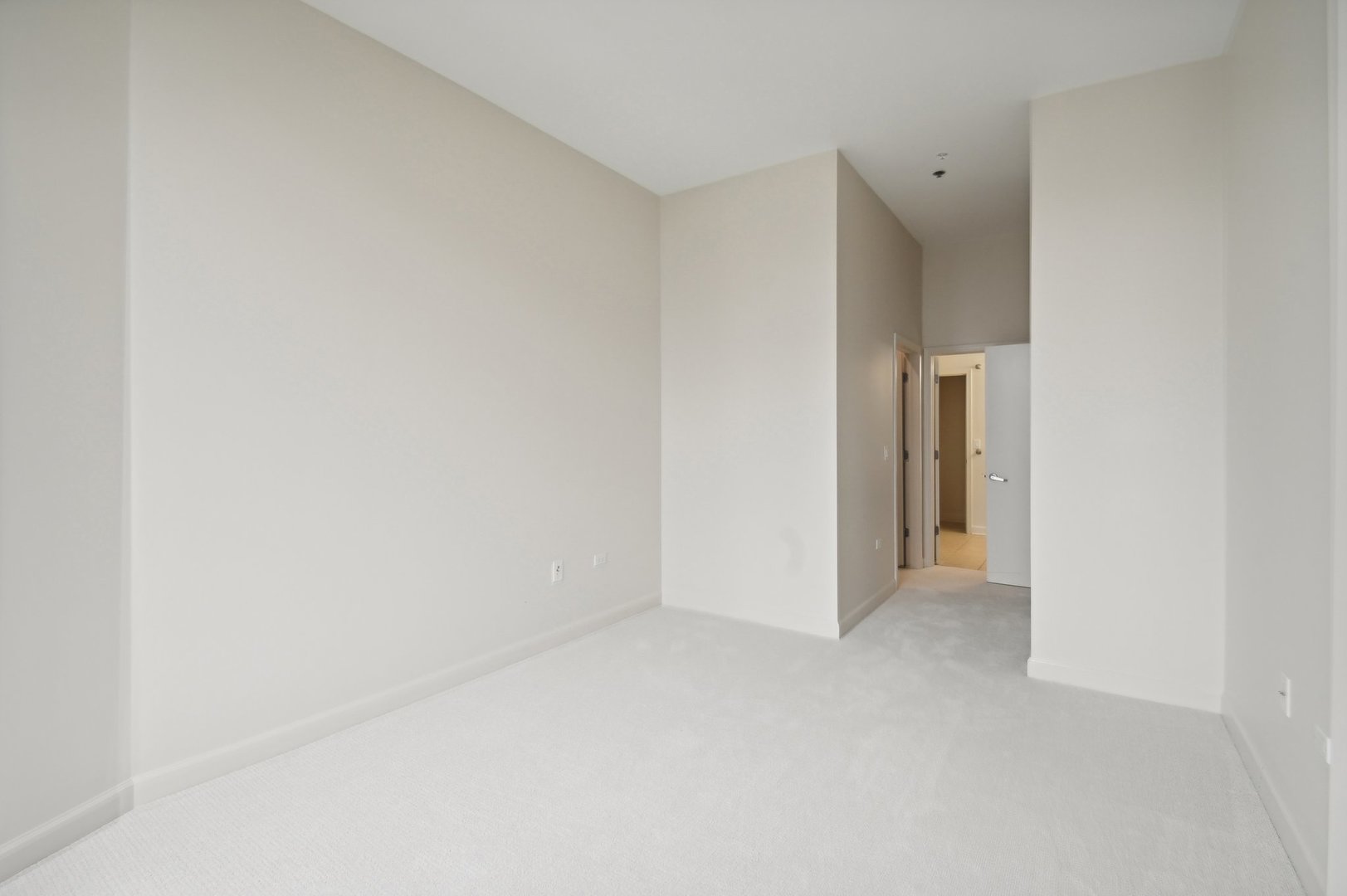 1335 South Prairie Avenue, Unit 2009 Chicago, IL 60605 - Photo 13 of 30 a view of an empty room