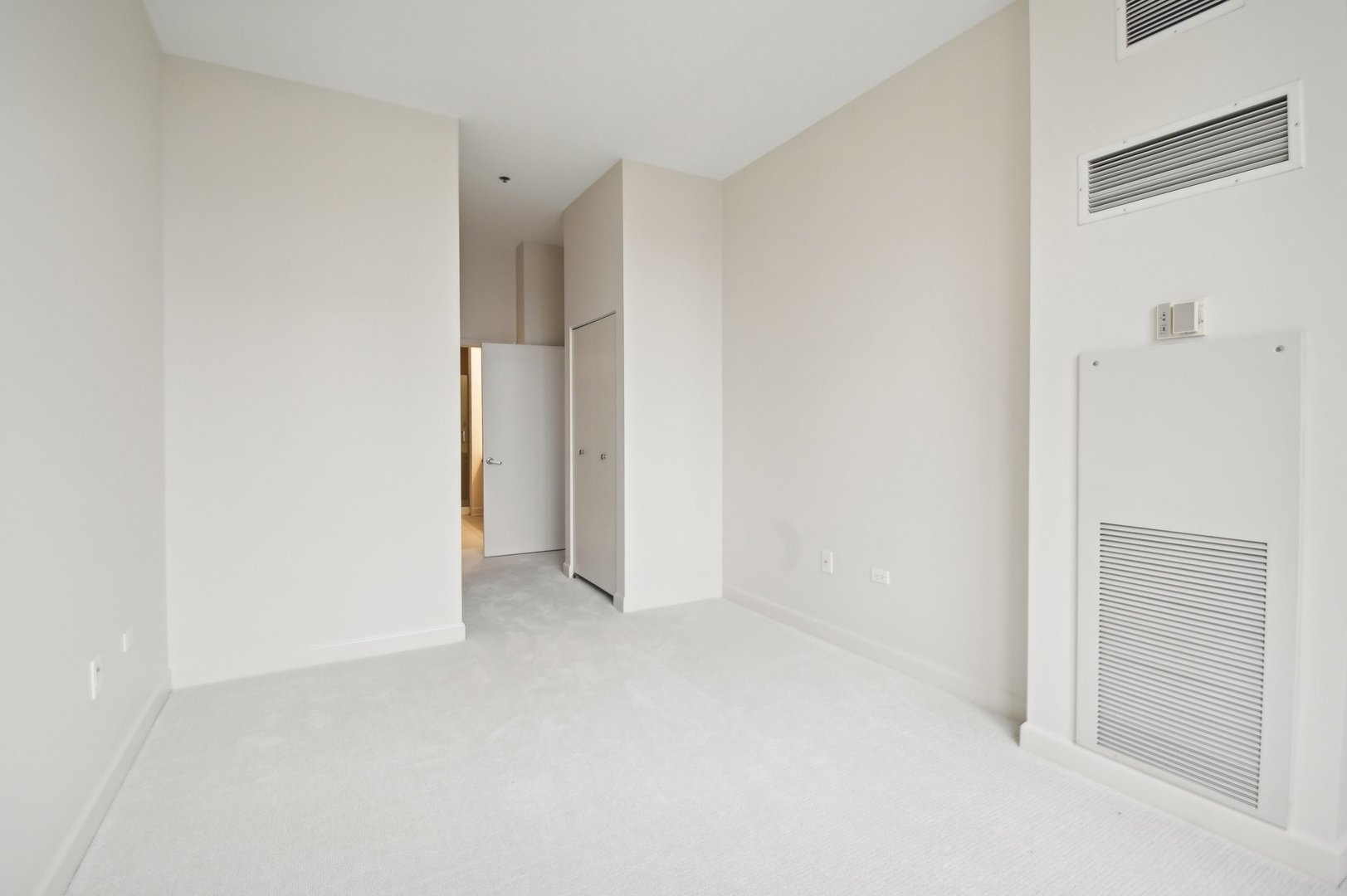 1335 South Prairie Avenue, Unit 2009 Chicago, IL 60605 - Photo 15 of 30 a view of an empty room