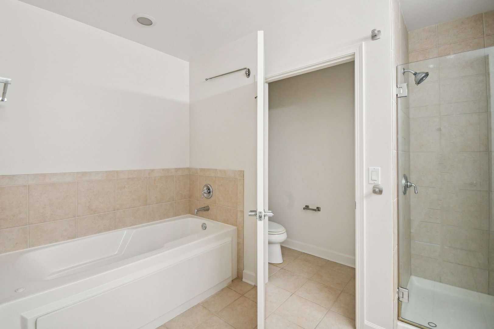 1335 South Prairie Avenue, Unit 2009 Chicago, IL 60605 - Photo 19 of 30 a bathroom with a bathtub and a shower