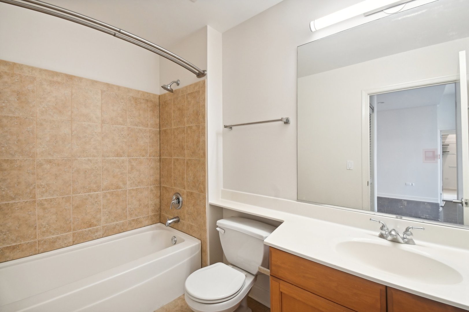 1335 South Prairie Avenue, Unit 2009 Chicago, IL 60605 - Photo 20 of 30 a bathroom with a sink a toilet and a bathtub