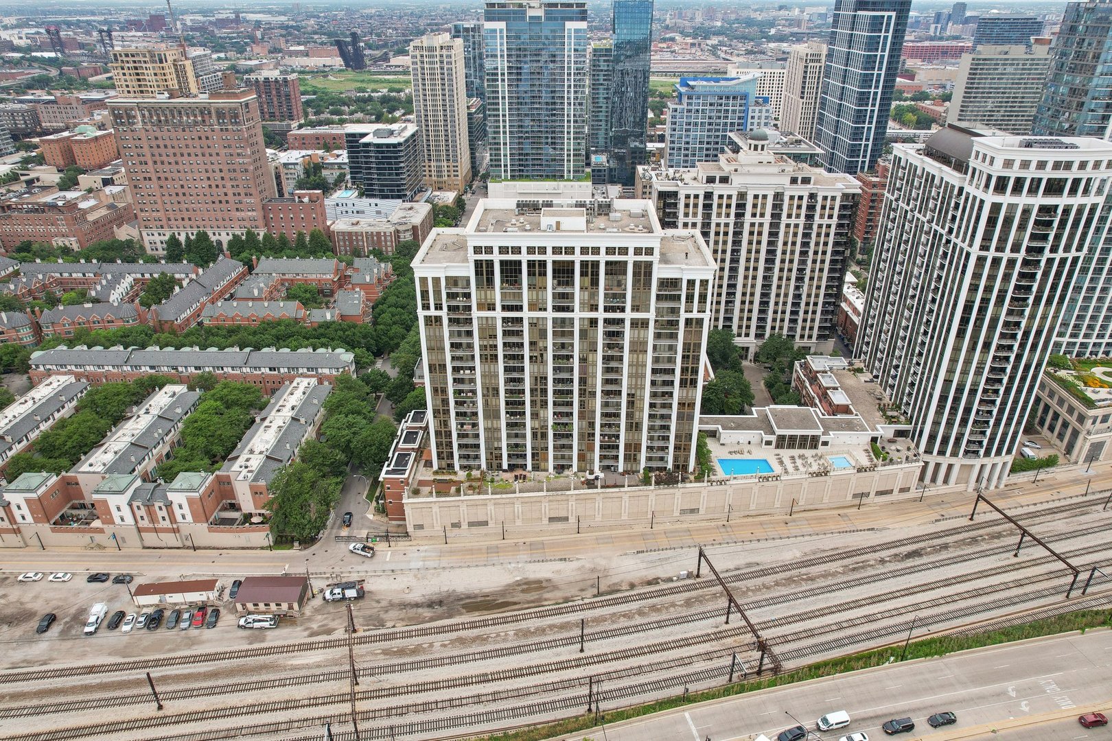 1335 South Prairie Avenue, Unit 2009 Chicago, IL 60605 - Photo 25 of 30 a view of a building with a terrace