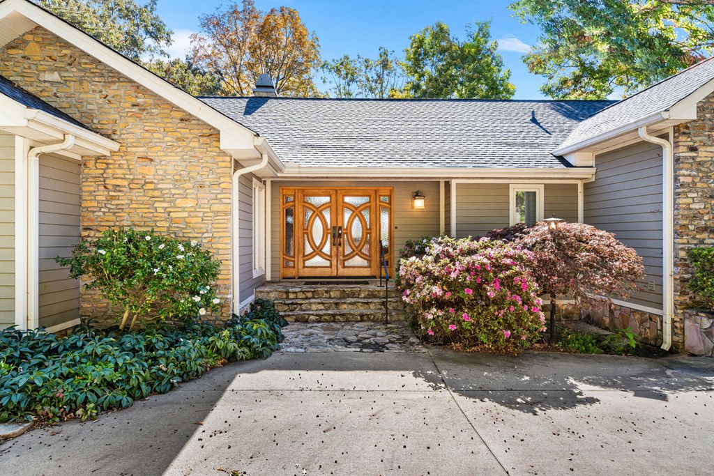 1370 Heathers Cove Circle Hiawassee, GA 30546 - Photo 67 of 99 a front view of a house with garden