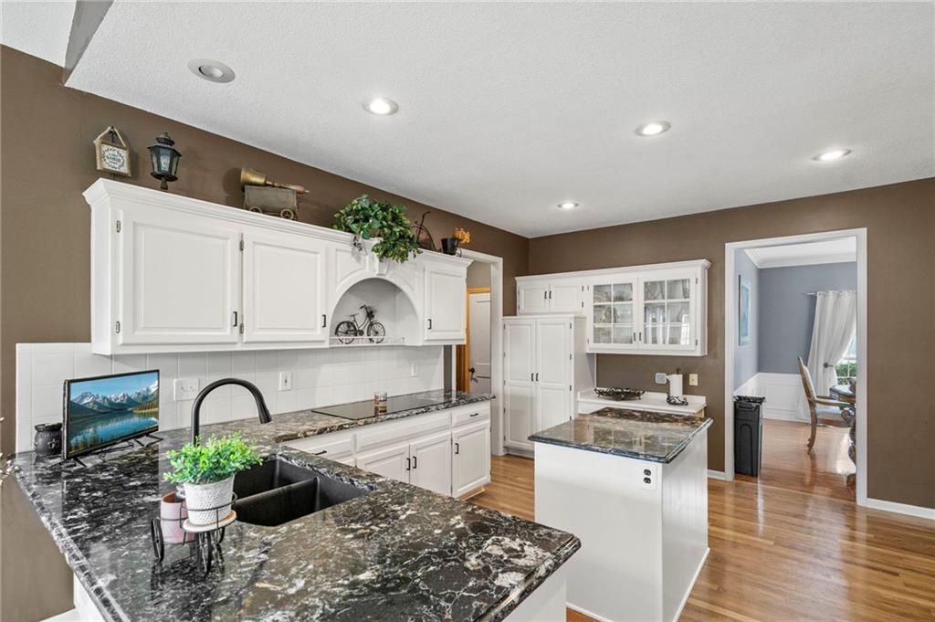 12811 Reeder Street Overland Park, KS 66213 - Photo 10 of 53