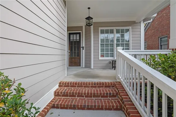 a view of entryway in front of house