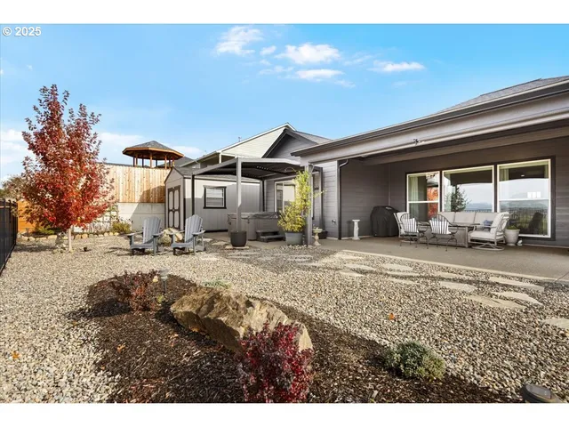 a view of a backyard