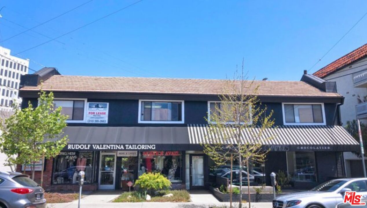 11700 Dorothy Street, Unit 2 Los Angeles, CA 90049 - Photo 31 of 31 a front view of a house